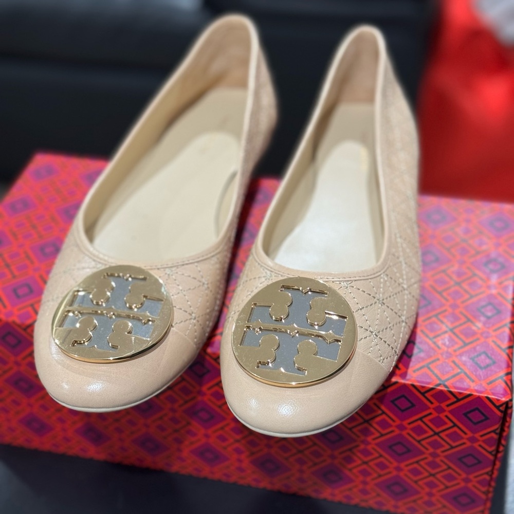 Tory Burch Women Leather Flats Size 9
Never worn super cute